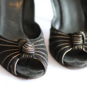 GUCCI classic knot peep toe black gold suede pumps